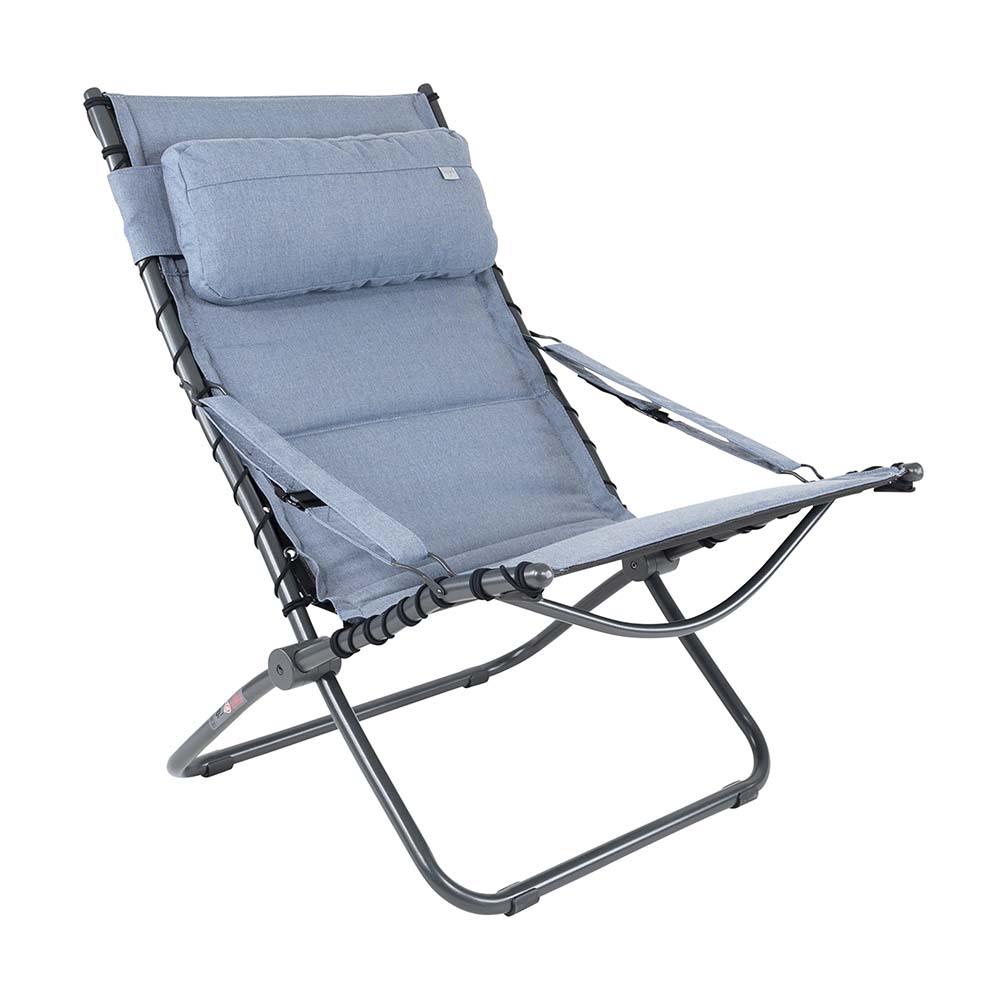 1148405 Een extreem luxe en comfortabele ligstoel. De ligstoel is in 3 posities verstelbaar voor een optimaal zitcomfort. Daarnaast zijn zowel de rugleuning als de armleggers ergonomisch gevormd en zijn de stoelen zeer plat opvouwbaar. De stoel is uitgerust met een aangename gepolsterde Tex-Comfort stof. Deze stof is zeer onderhoudsvriendelijk, waterafstotend door de open celstructuur en extra bestand tegen verkleuring door de zon. Deze gepolsterde stof in combinatie met de bevestiging door middel van elastieken zorgt voor een optimale zitervaring. Deze stoel is van hoogstaande kwaliteit en voldoet aan het TÜV keurmerk. Deze ligstoel is ideaal voor in de tuin of op de camping.
