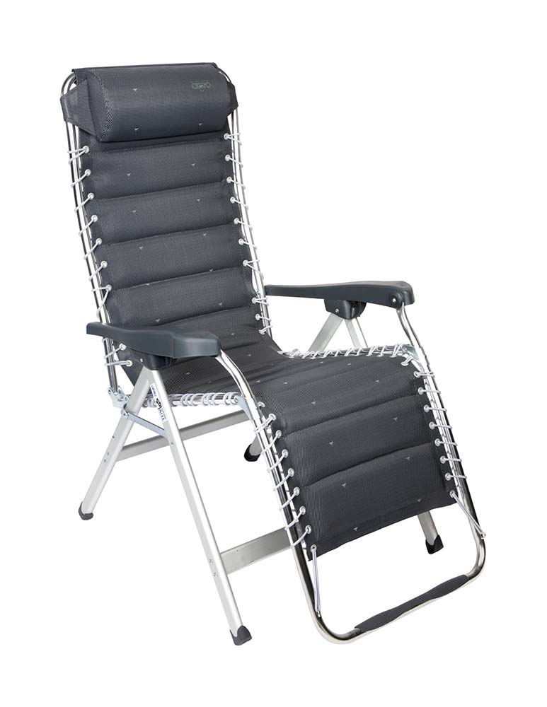 1104920 Een zeer luxe relaxstoel met hoofdkussen. De meest comfortabele relaxstoel in de markt. Deze stoel biedt maximaal comfort doordat de stoel traploos verstelbaar is, beschikt over een hoofdkussen en volledig is voorzien van gepolsterde stof bevestigd door middel van elastiek. De comfortabele vulling van deze stof heeft een open celstructuur zodat deze geen vocht vast houdt. Hierdoor is deze stoel sneller droog dan andere stoelen met een traditionele schuimvulling. Daarnaast zijn zowel de rugleuning als de armleggers ergonomisch gevormd en is de stoel voorzien van een remsysteem om de stoel in iedere gewenste positie te fixeren. De stoel is voorzien van een geanodiseerd H-frame voor extra stabiliteit en stevigheid.  Ingeklapt is deze stoel zeer compact en daardoor gemakkelijk mee te nemen in de meegeleverde opbergtas.