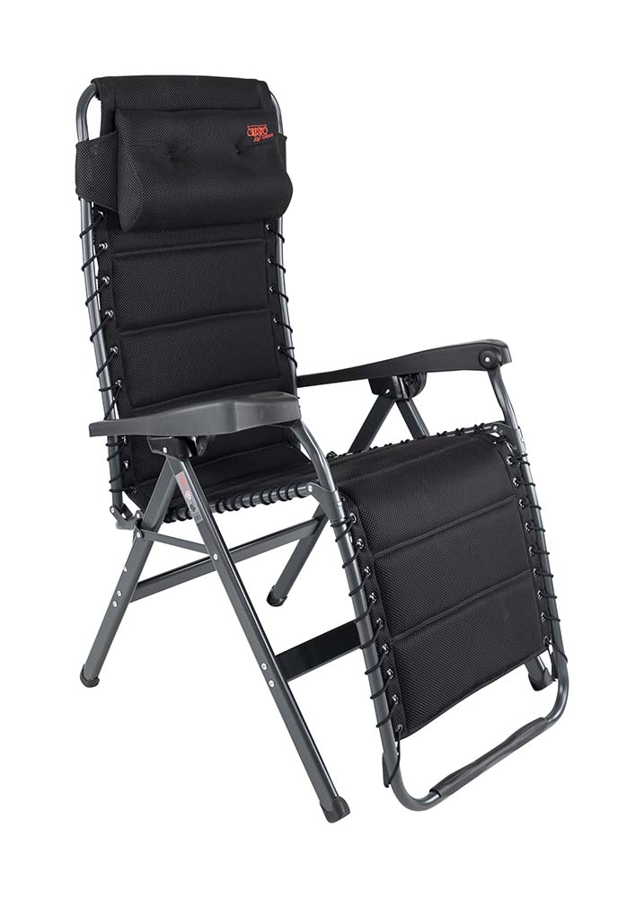 1104922 Een zeer luxe en comfortabele relaxstoel met hoofdkussen. Deze stoel biedt maximaal comfort doordat de stoel traploos verstelbaar is. Daarnaast is deze stoel voorzien van een gepolsterde 3D stof welke is bevestigd door middel van elastiek. De comfortabele vulling van deze stof is extra luchtdoorlatend en houdt geen vocht vast. Hierdoor is deze stoel sneller droog dan andere stoelen met een traditionele schuimvulling. Daarnaast zorgt de afwerking voor een stijlvolle uitstraling. Zowel de rugleuning als de armleggers zijn ergonomisch gevormd en de is stoel voorzien van een remsysteem om de stoel in iedere gewenste positie te fixeren. De stoel is voorzien van een geanodiseerd H-frame voor extra stabiliteit en stevigheid. De stoel heeft een extra brede, een extra diepe en een extra hoge zit. Ingeklapt is deze stoel zeer compact en daardoor gemakkelijk mee te nemen in de meegeleverde opbergtas.