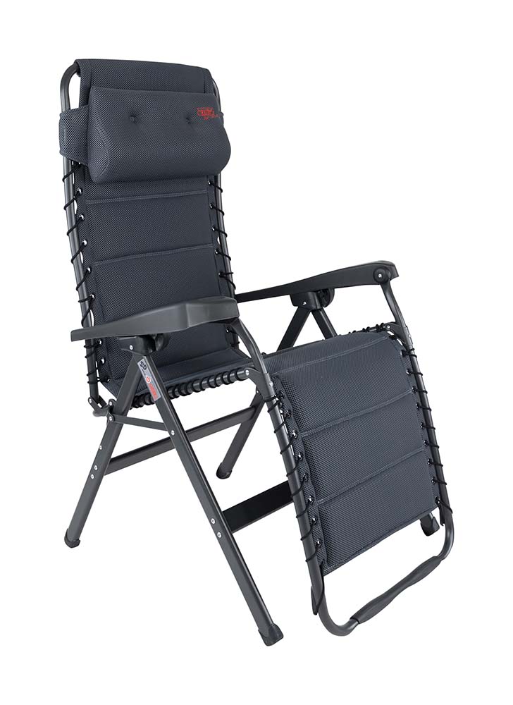 1104936 Een zeer luxe en comfortabele relaxstoel met hoofdkussen. Deze stoel biedt maximaal comfort doordat de stoel traploos verstelbaar is. Daarnaast is deze stoel voorzien van een gepolsterde 3D stof welke is bevestigd door middel van elastiek. De comfortabele vulling van deze stof is extra luchtdoorlatend en houdt geen vocht vast. Hierdoor is deze stoel sneller droog dan andere stoelen met een traditionele schuimvulling. Daarnaast zorgt de afwerking voor een stijlvolle uitstraling. Zowel de rugleuning als de armleggers zijn ergonomisch gevormd en de is stoel voorzien van een remsysteem om de stoel in iedere gewenste positie te fixeren. De stoel is voorzien van een geanodiseerd H-frame voor extra stabiliteit en stevigheid. De stoel heeft een extra brede, een extra diepe en een extra hoge zit. Ingeklapt is deze stoel zeer compact en daardoor gemakkelijk mee te nemen in de meegeleverde opbergtas.