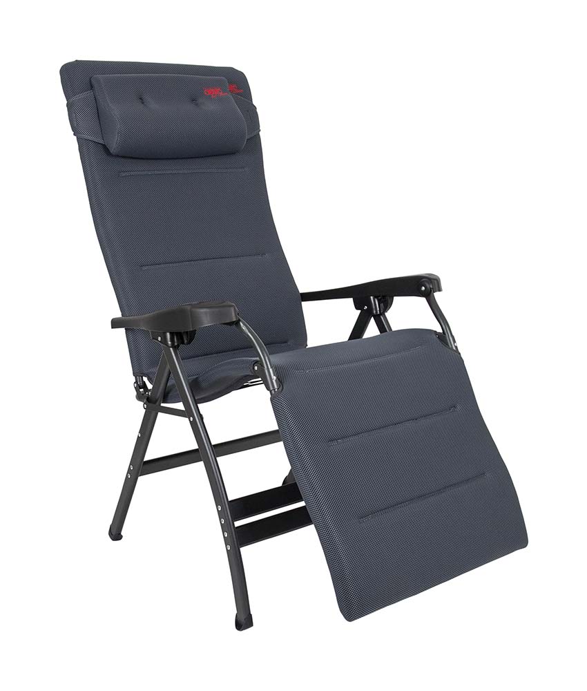 1104950 Een zeer luxe en comfortabele ergonomische relaxstoel met hoofdkussen. Deze stoel biedt maximaal comfort doordat de stoel traploos verstelbaar is. Daarnaast is deze stoel voorzien van een gepolsterde 3D stof welke is bevestigd door middel van elastiek. De comfortabele vulling van deze stof is extra luchtdoorlatend en houdt geen vocht vast. Hierdoor is deze stoel sneller droog dan andere stoelen met een traditionele schuimvulling. Daarnaast zorgt de afwerking voor een stijlvolle uitstraling. Zowel de rugleuning als de armleggers zijn ergonomisch gevormd en de is stoel voorzien van een remsysteem om de stoel in iedere gewenste positie te fixeren. De stoel is voorzien van een geanodiseerd H-frame voor extra stabiliteit en stevigheid. De stoel heeft een extra brede, een extra diepe en een extra hoge zit. Ingeklapt is deze stoel zeer compact en daardoor gemakkelijk mee te nemen in de meegeleverde opbergtas.
