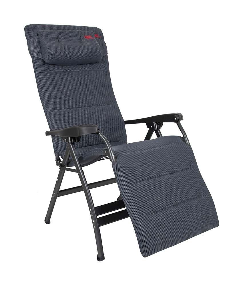 1104953 Een zeer luxe extra brede comfortabele ergonomische relaxstoel met hoofdkussen. Deze stoel biedt maximaal comfort doordat de stoel traploos verstelbaar is. Daarnaast is deze stoel voorzien van een gepolsterde 3D stof welke is bevestigd door middel van elastiek. De comfortabele vulling van deze stof is extra luchtdoorlatend en houdt geen vocht vast. Hierdoor is deze stoel sneller droog dan andere stoelen met een traditionele schuimvulling. Daarnaast zorgt de afwerking voor een stijlvolle uitstraling. Zowel de rugleuning als de armleggers zijn ergonomisch gevormd en de is stoel voorzien van een remsysteem om de stoel in iedere gewenste positie te fixeren. De stoel is voorzien van een geanodiseerd H-frame voor extra stabiliteit en stevigheid. De stoel heeft een extra brede, een extra diepe en een extra hoge zit. Ingeklapt is deze stoel zeer compact en daardoor gemakkelijk mee te nemen in de meegeleverde opbergtas.