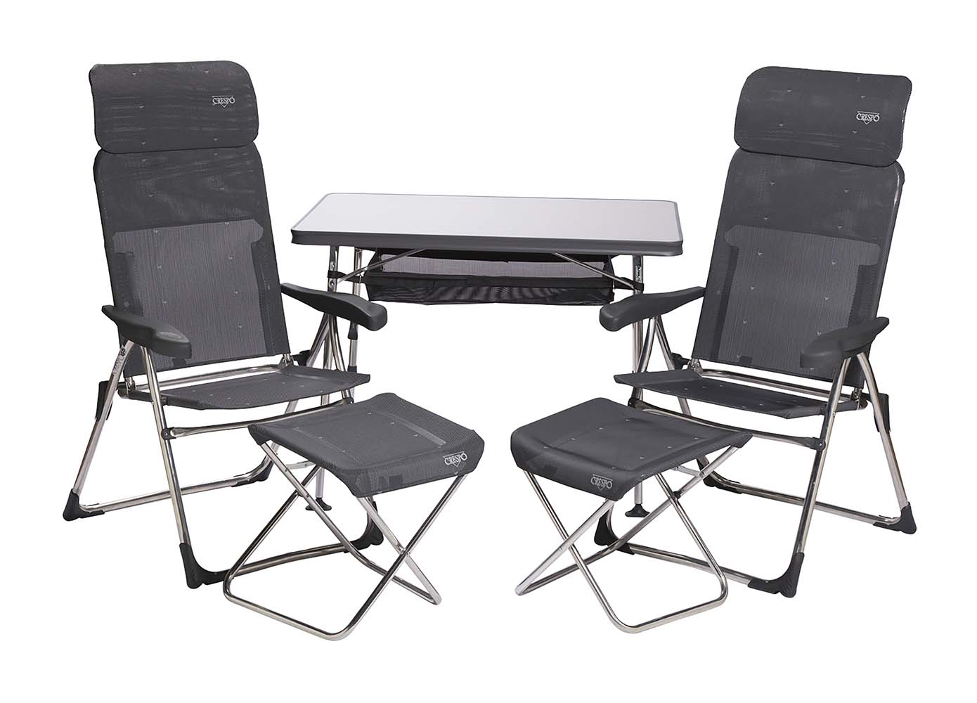 1104966 Een set bestaande uit 2 AL-213 Classic Compact stoelen met bijbehorende voetenbanken, een tafel AL-246 met opbergnet en opberghoes. Zeer compacte en ideale set voor 2 personen. De set is zeer compact mee te nemen. Inclusief opberghoes.In totaliteit is de set compact opvouwbaar en maar 17 cm dik.