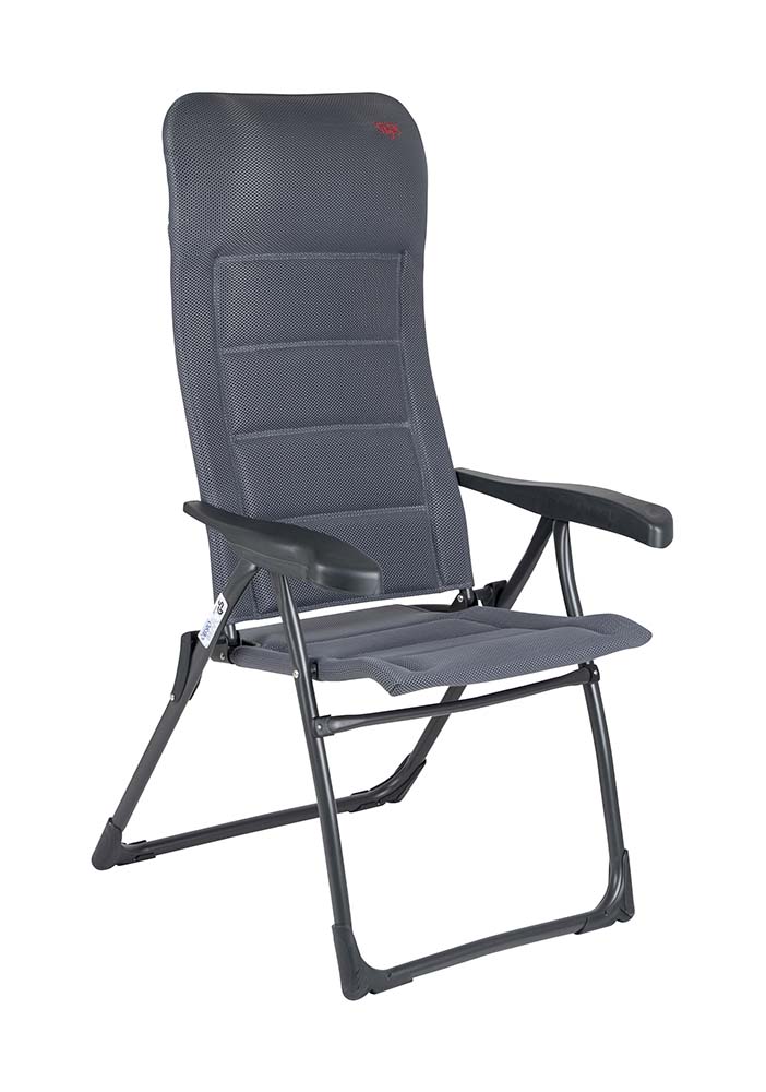 1148029 Een lichtgewicht en extra stevige standenstoel. Deze stoel biedt maximaal comfort door de in 7 standen verstelbare rugleuning en de gepolsterde 3D stof. De comfortabele vulling van deze stof is extra luchtdoorlatend en houdt door de open celstructuur geen vocht vast. Hierdoor is de stoel veel sneller droog dan stoelen met een traditionele schuimvulling. Daarnaast zijn zowel de rugleuning, de zitting en de armleggers ergonomisch gevormd. De stoel is voorzien van een geanodiseerd U-frame voor extra stabiliteit en stevigheid. Ingeklapt is deze stoel zeer compact en daardoor gemakkelijk mee te nemen