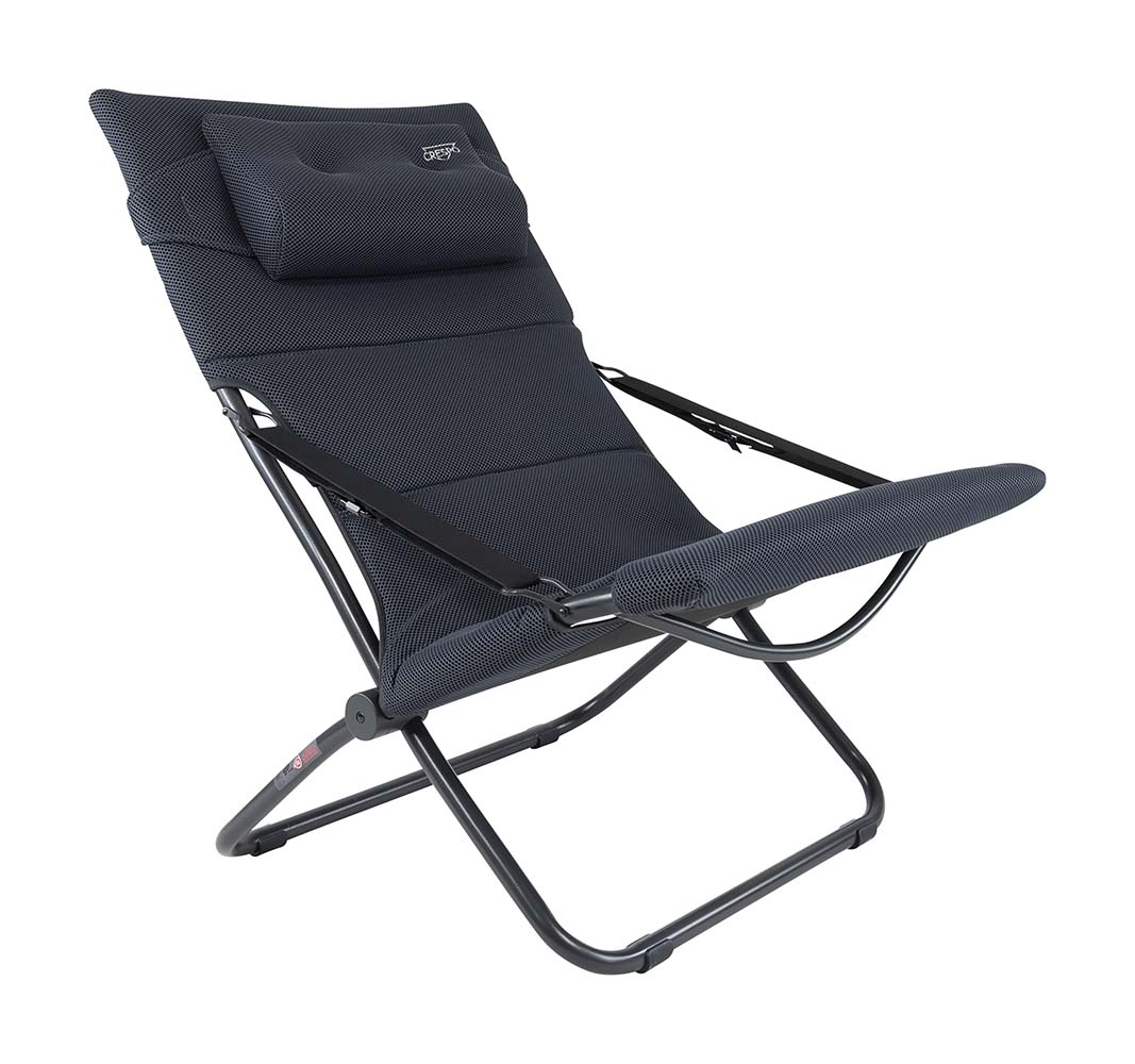 1148400 Een extreem luxe en comfortabele ligstoel. De ligstoel is in 3 posities verstelbaar voor een optimaal zitcomfort. Daarnaast zijn zowel de rugleuning als de armleggers ergonomisch gevormd en zijn de stoelen zeer plat opvouwbaar. De stoel is uitgerust met een aangename gepolsterde Air-Deluxe stof. De comfortabele vulling van deze stof is extra luchtdoorlatend en houdt door de open celstructuur geen vocht vast. Hierdoor kan de stoel tegen een kleine regenbui en droogt de stoel veel sneller dan stoelen met een traditionele schuimvulling. Deze gepolsterde stof in combinatie met de bevestiging volledig rondom het frame zorgt voor een optimale zitervaring. Deze stoel is van hoogstaande kwaliteit en voldoet aan het TÜV keurmerk. Deze ligstoel is ideaal voor in de tuin of op de camping.