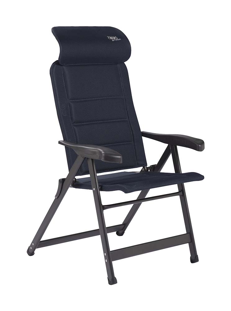 1149054 Een unieke en zeer compacte standenstoel met een verstelbare hoofdsteun. De stoel is uitgerust met een gepolsterde 3D stof. De comfortabele vulling van deze stof is extra luchtdoorlatend en houdt door de open celstructuur geen vocht vast. Hierdoor is de stoel veel sneller droog dan stoelen met een traditionele schuimvulling. Deze stoel heeft een lagere zit en een kortere rugleuning. Hierdoor is deze stoel uitermate geschikt voor mensen met kortere benen. Biedt maximaal comfort door de in 7 standen verstelbare rugleuning. Zowel de rugleuning als de armleggers zijn ergonomisch gevormd. De stoel is voorzien van een geanodiseerd H-frame voor extra stabiliteit en stevigheid. Door zijn unieke ontwerp en de lagere zit is deze stoel zeer compact en gemakkelijk mee te nemen.