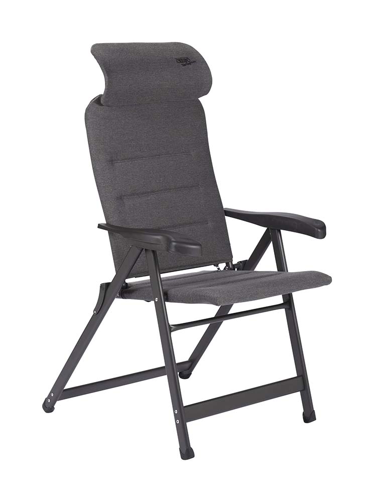 1149064 Een zeer luxe standenstoel met een verstelbare hoofdsteun. Deze stoel biedt maximaal comfort door de in 7 standen verstelbare rugleuning en de gepolsterde Tex Supreme stof. Deze comfortabele stof is zeer onderhoudsvriendelijk, bestand tegen verkleuring door de zon en waterafstotend. Hierdoor is de stoel veel sneller droog dan stoelen met een traditionele schuimvulling. Daarnaast zijn zowel de rugleuning , de zitting en de armleggers ergonomisch gevormd. De stoel is voorzien van een geanodiseerd H-frame voor extra stabiliteit en stevigheid. Ingeklapt is deze stoel zeer compact en daardoor gemakkelijk mee te nemen.