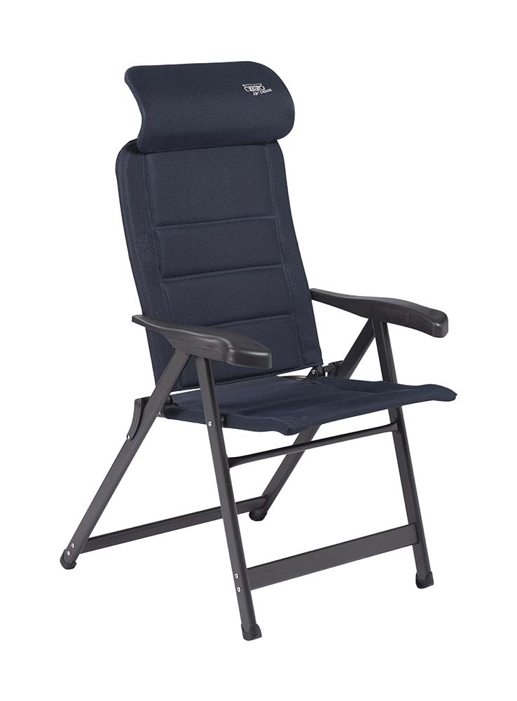 1149067 Een zeer luxe standenstoel met een verstelbare hoofdsteun. Deze stoel biedt maximaal comfort door de in 7 standen verstelbare rugleuning en de gepolsterde 3D stof. De comfortabele vulling van deze stof is extra luchtdoorlatend en houdt door de open celstructuur geen vocht vast. Hierdoor is de stoel veel sneller droog dan stoelen met een traditionele schuimvulling. Daarnaast zijn zowel de rugleuning, de zitting en de armleggers ergonomisch gevormd. De stoel is voorzien van een geanodiseerd H-frame voor extra stabiliteit en stevigheid. Ingeklapt is deze stoel zeer compact en daardoor gemakkelijk mee te nemen. Maximale belasting: 140 kilogram.