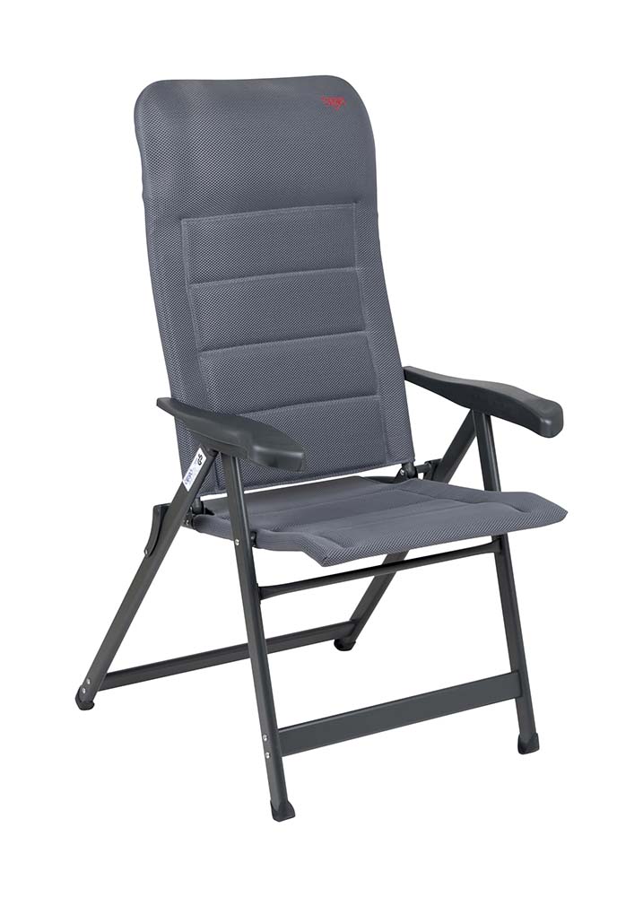 1149071 Een zeer luxe standenstoel. Deze stoel biedt maximaal comfort door de in 7 standen verstelbare rugleuning en de gepolsterde 3D stof. De comfortabele vulling van deze stof is extra luchtdoorlatend en houdt door de open celstructuur geen vocht vast. Hierdoor is de stoel veel sneller droog dan stoelen met een traditionele schuimvulling. Daarnaast zijn zowel de rugleuning, de zitting en de armleggers ergonomisch gevormd. De stoel is voorzien van een geanodiseerd H-frame voor extra stabiliteit en stevigheid. Ingeklapt is deze stoel zeer compact en daardoor gemakkelijk mee te nemen. Maximale belasting: 140 kilogram.