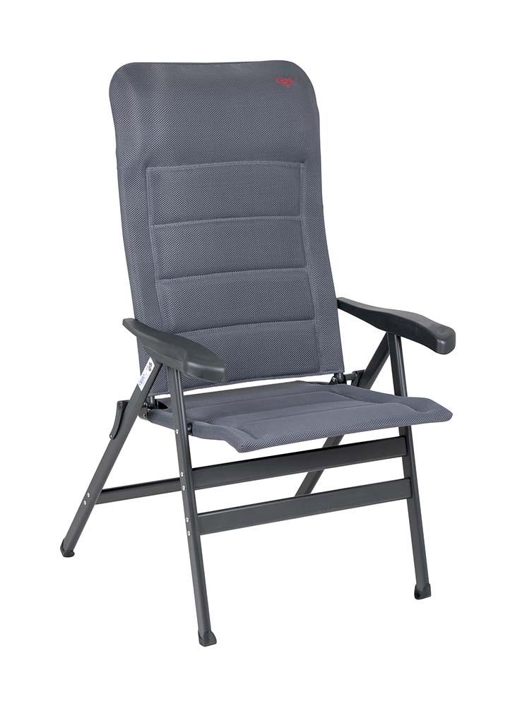 1149129 "Een zeer luxe en extra ruime standenstoel. Deze stoel is uitermate geschikt voor de 'grotere' mens. Deze stoel biedt maximaal comfort door de in 7 standen verstelbare rugleuning en de gepolsterde 3D stof. De comfortabele vulling van deze stof is extra luchtdoorlatend en houdt door de open celstructuur geen vocht vast. Hierdoor is de stoel veel sneller droog dan stoelen met een traditionele schuimvulling. Daarnaast zijn zowel de rugleuning , de zitting en de armleggers ergonomisch gevormd. De stoel is voorzien van een geanodiseerd zwart H-frame voor extra stabiliteit en stevigheid. Ingeklapt is deze stoel zeer compact en daardoor gemakkelijk mee te nemen"