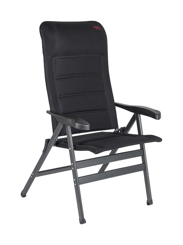 1149131 "Een zeer luxe en extra ruime standenstoel. Deze stoel is uitermate geschikt voor de 'grotere' mens. Deze stoel biedt maximaal comfort door de in 7 standen verstelbare rugleuning en de gepolsterde 3D stof. De comfortabele vulling van deze stof is extra luchtdoorlatend en houdt door de open celstructuur geen vocht vast. Hierdoor is de stoel veel sneller droog dan stoelen met een traditionele schuimvulling. Daarnaast zijn zowel de rugleuning, de zitting en de armleggers ergonomisch gevormd. De stoel is voorzien van een geanodiseerd H-frame voor extra stabiliteit en stevigheid. Ingeklapt is deze stoel zeer compact en daardoor gemakkelijk mee te nemen."