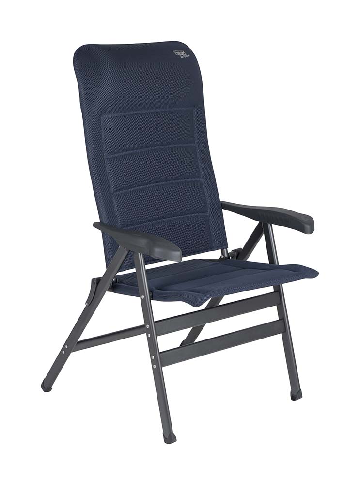 1149132 "Een zeer luxe en extra ruime standenstoel. Deze stoel is uitermate geschikt voor de 'grotere' mens. Deze stoel biedt maximaal comfort door de in 7 standen verstelbare rugleuning en de gepolsterde 3D stof. De comfortabele vulling van deze stof is extra luchtdoorlatend en houdt door de open celstructuur geen vocht vast. Hierdoor is de stoel veel sneller droog dan stoelen met een traditionele schuimvulling. Daarnaast zijn zowel de rugleuning, de zitting en de armleggers ergonomisch gevormd. De stoel is voorzien van een geanodiseerd H-frame voor extra stabiliteit en stevigheid. Ingeklapt is deze stoel zeer compact en daardoor gemakkelijk mee te nemen."