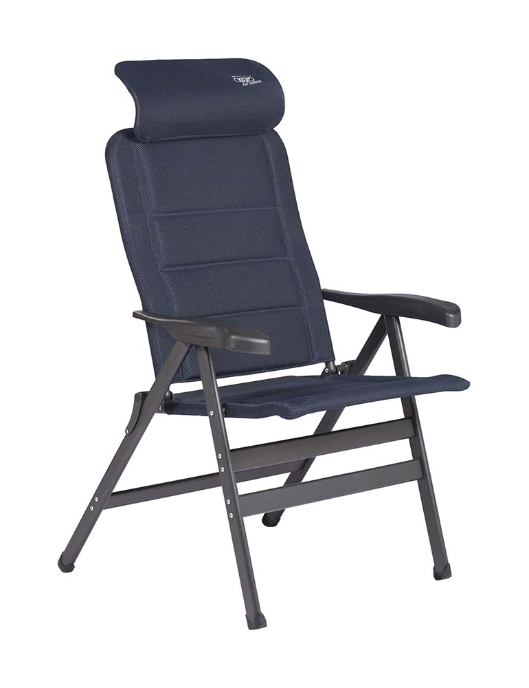 1149134 "Een zeer luxe en extra ruime standenstoel. Deze stoel is voorzien van een verstelbare hoofdsteun en is uitermate geschikt voor de 'grotere' mens. Biedt maximaal comfort door de in 7 standen verstelbare rugleuning en de gepolsterde stof. De comfortabele vulling van deze stof heeft een open celstructuur waardoor geen vocht wordt vastgehouden. Daarnaast zijn zowel de rugleuning als de armleggers ergonomisch gevormd. De stoel is voorzien van een geanodiseerd H-frame voor extra stabiliteit en stevigheid. De stoel heeft een extra brede zit. Ingeklapt is deze stoel zeer compact en daardoor gemakkelijk mee te nemen. Maximale belasting: 200 kilogram!"