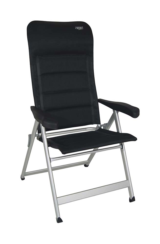 1149395 Een zeer luxe standenstoel. Deze stoel biedt maximaal comfort door de in 7 standen verstelbare rugleuning en de gepolsterde stof. De comfortabele vulling van deze stof heeft een open celstructuur waardoor geen vocht wordt vastgehouden en de stoel sneller droogt dan stoelen met een traditionele schuimvulling. Daarnaast zijn zowel de rugleuning als de armleggers ergonomisch gevormd. De stoel is voorzien van een geanodiseerd H-frame voor extra stabiliteit en stevigheid met een brede en een diepe zit. Ingeklapt is deze stoel zeer compact en daardoor gemakkelijk mee te nemen.
