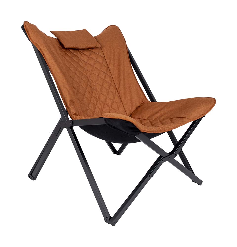 1200352 Een stoere en zeer comfortabele relaxstoel met een industriële uitstraling. De stoel is voorzien van een stevig en lichtgewicht aluminium frame. Met een gepolsterde Cationic bekleding waarin een stijlvol patroon van stiksels is verwerkt. Inclusief comfortabel hoofdkussen en een luxe draagtas. Bovendien is het frame inklapbaar waardoor de stoel eenvoudig is mee te nemen. Een ideale stoel voor in de tuin of op de camping, maar ook op het balkon en in de woonkamer.