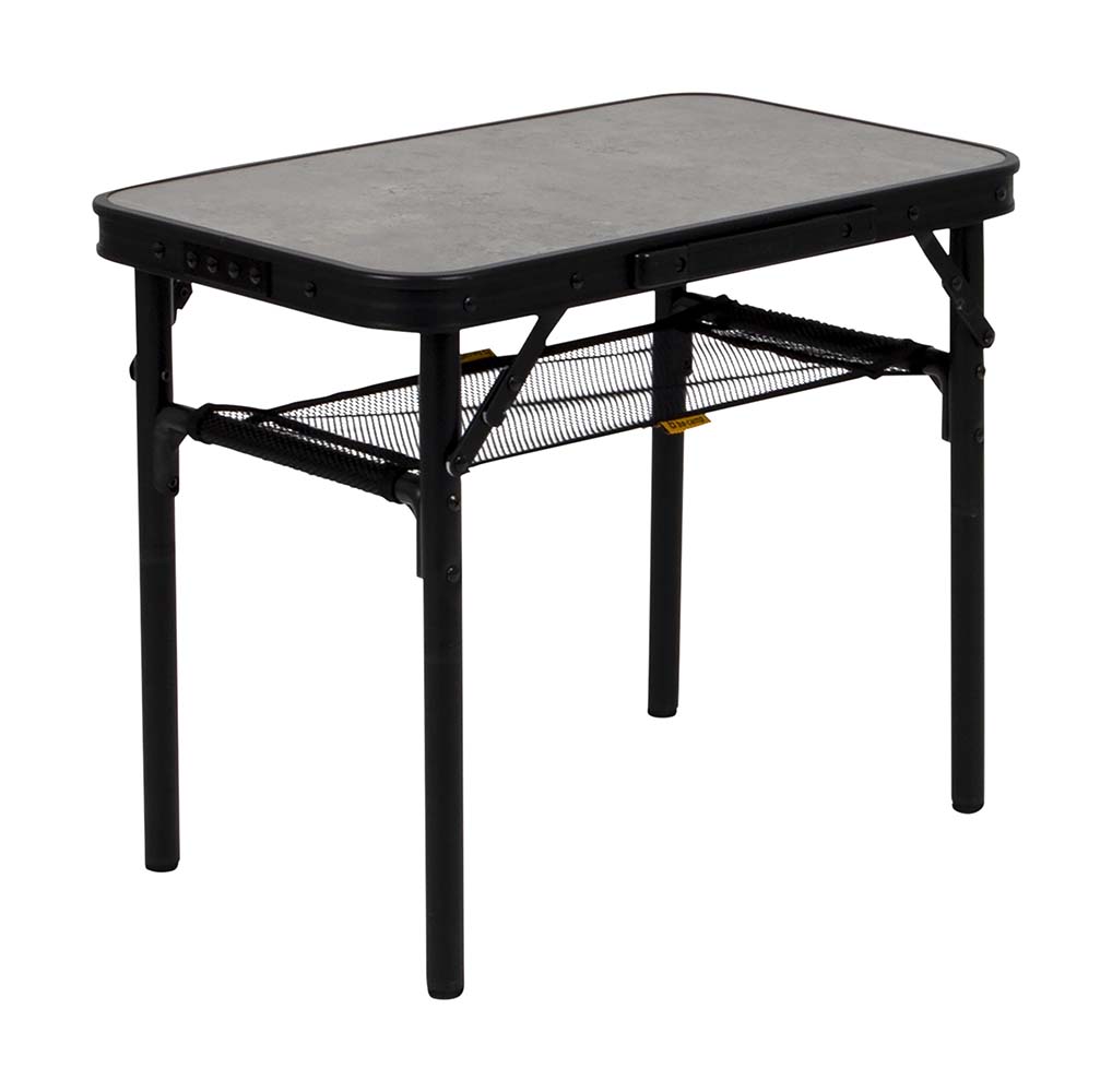 1404181 Een stijlvolle aluminium tafel met een industriële uitstraling en betonlook tafelblad. Door middel van stelschroeven zijn de tafelpoten af te stellen op een ongelijke ondergrond. Daarnaast is de tafel zeer compact door de afneembare poten. Bovendien is de tafel voorzien van een net onder het MDF tafelblad om spullen in op te bergen, en een handgreep waardoor de tafel gemakkelijk is mee te nemen. De tafel is in hoogte verstelbaar: 24/45