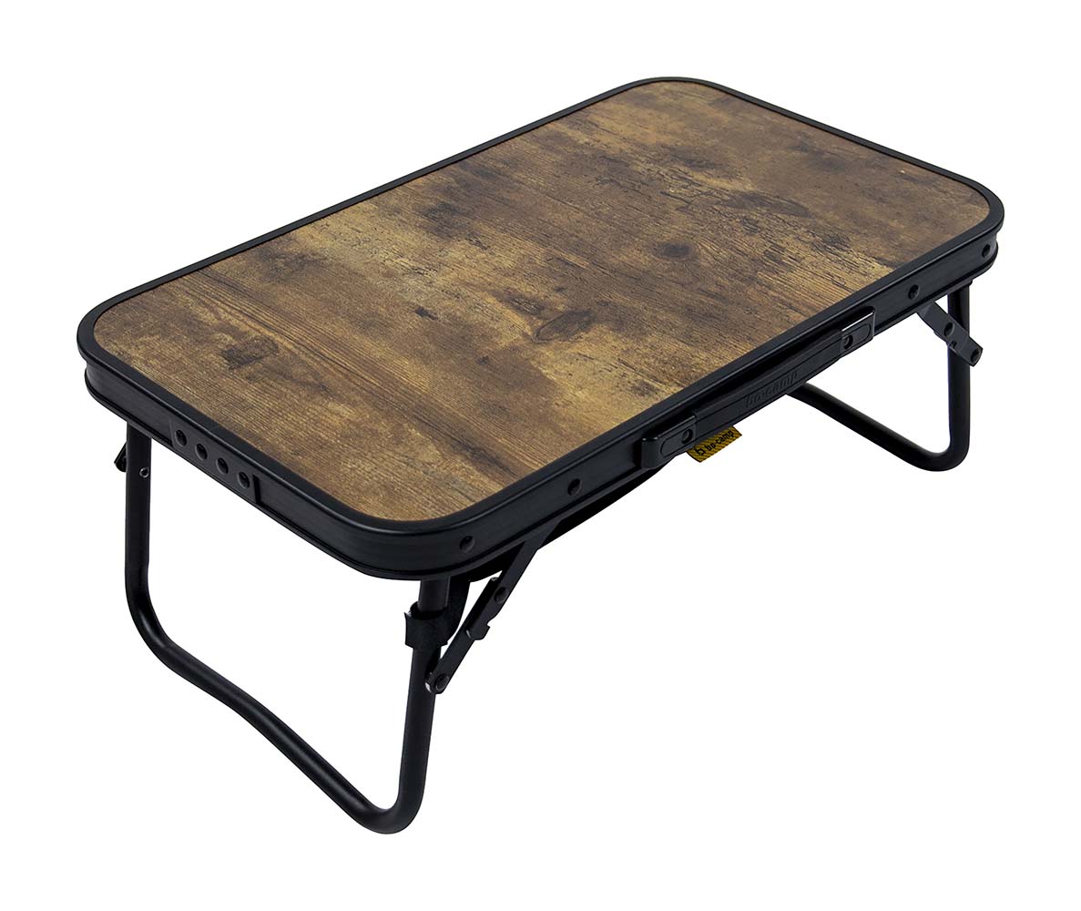 1404190 A stylish aluminum folding table with an industrial look and wood-look table top. The table is very compact to store due to the folding legs. In addition, the table is equipped with a net under the MDF table top to store items.