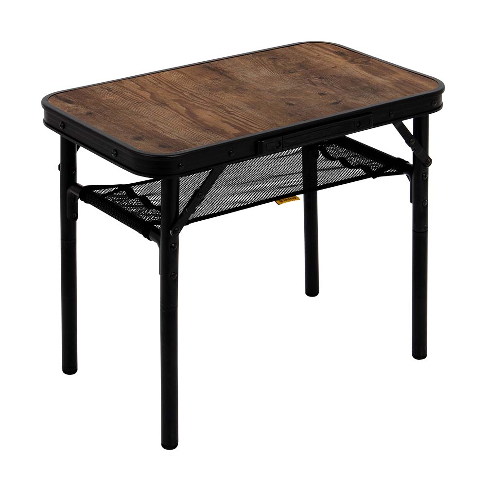 1404191 Een stijlvolle aluminium tafel met een industriële uitstraling en houtlook tafelblad. Door middel van stelschroeven zijn de tafelpoten af te stellen op een ongelijke ondergrond. Daarnaast is de tafel zeer compact door de afneembare poten. Bovendien is de tafel voorzien van een net onder het MDF tafelblad om spullen in op te bergen, en een handgreep waardoor de tafel gemakkelijk is mee te nemen. De tafel is in hoogte verstelbaar: 24/45