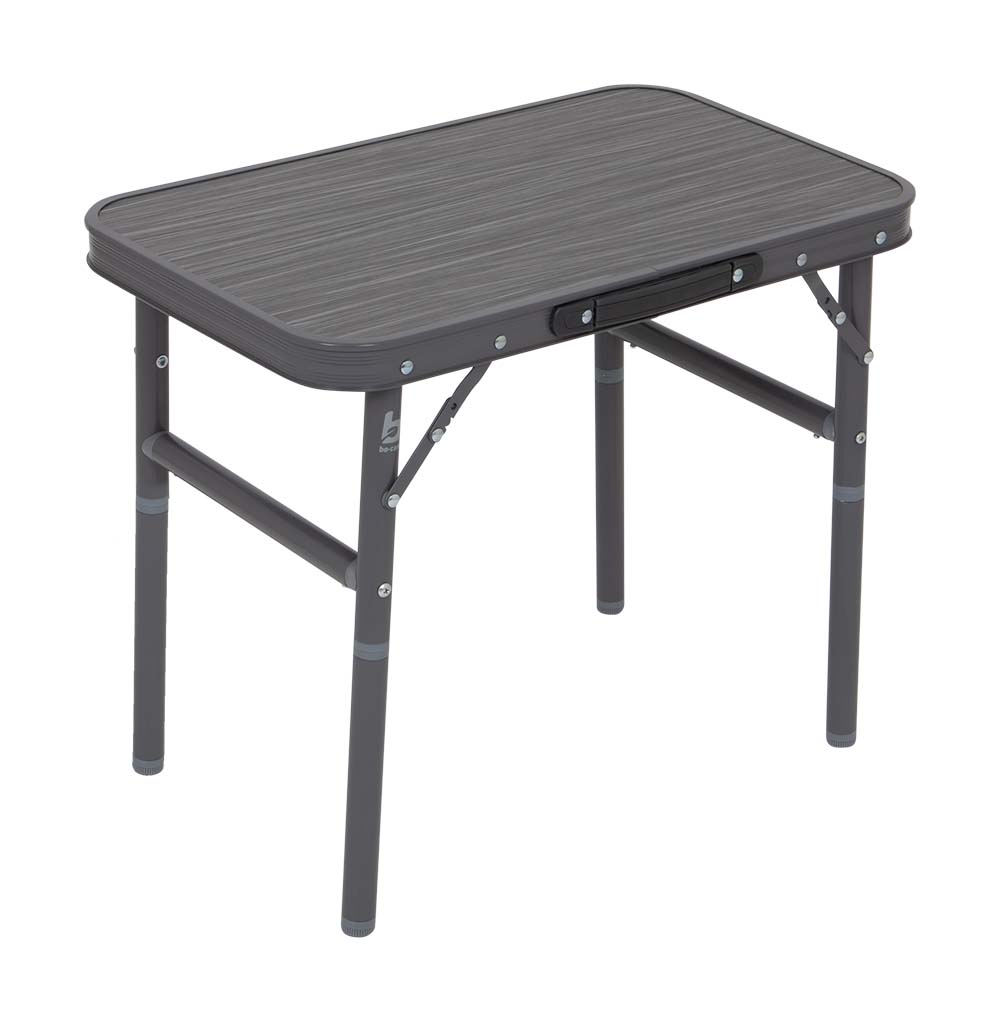 1404480 Tafel Logan is erg stevig en is voorzien van een modern design. De campingtafel is van hoge kwaliteit en is hittebestendig en waterproof.  Verder is de tafel voorzien van verstelbare en verstevigde poten (24/46 cm). Ook is de tafel erg licht gewicht, waardoor deze gemakkelijk is mee te nemen. Compact in te klappen: 56x34x3,5 cm.