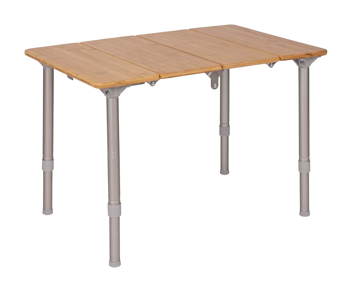 1404644 Een zeer luxe en stijlvolle tafel. Deze watervaste tafel beschikt over een zeer stevig aluminium frame met een dik bamboe tafelblad. Heeft inklapbare poten en een deelbaar lamellen tafelblad. Door de 4 lamellen van de tafel op te vouwen is de tafel compact in te klappen en te vervoeren. De Air-Craft aluminium tafelpoten zijn in hoogte verstelbaar. Binnen enkele seconden op te zetten. Wordt geleverd in een handige draagtas.