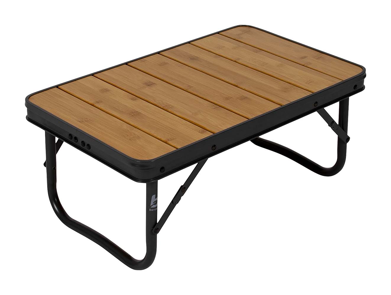 1404662 Een extra lage en sfeervolle klaptafel uit in Urban Outdoor collectie. Deze klaptafel is erg compact en gemakkelijk inklapbaar door de inklapbare poten. Deze watervaste tafel beschikt over een aluminium frame met een bamboe tafelblad.