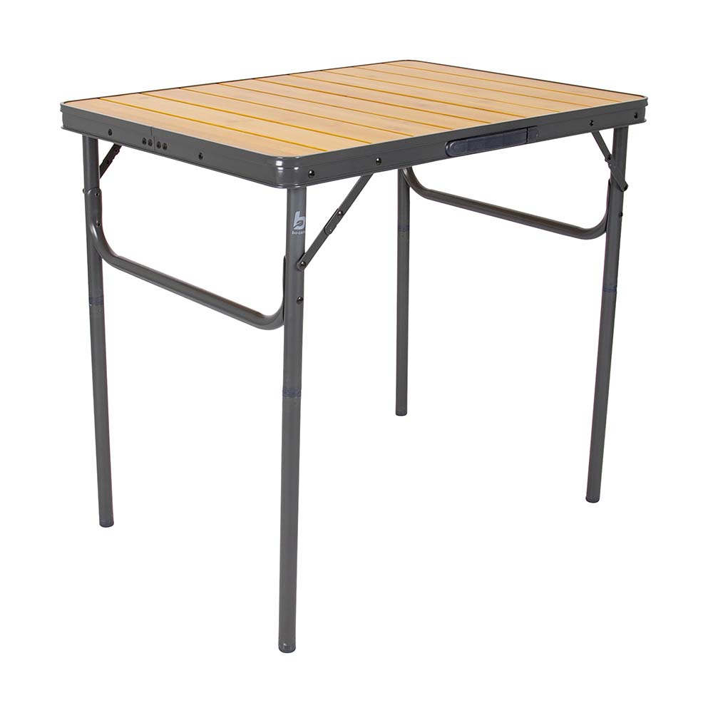 1404666 Een compacte en stijlvolle tafel uit de Urban Outdoor collectie. Deze watervaste tafel beschikt over een aluminium frame met een bamboe tafelblad. De tafel is erg compact op te vouwen door de inklapbare poten. Daarnaast zit er ook een handgreep aan de zijkant van de tafel, zodat deze gemakkelijk is mee te nemen. De tafel is in hoogte verstelbaar: 31/71 cm.