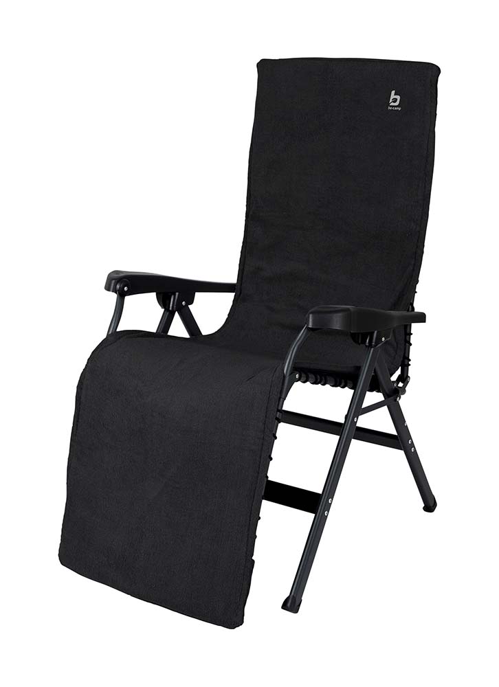1849283 Een extra zachte stoelhoes voor (kampeer)stoelen. Deze universele stoelhoes zorgt voor optimaal zitcomfort en biedt bescherming aan de stoel. Extra comfortabel door het gepolsterde badstof. De stoelhoes is universeel toepasbaar.