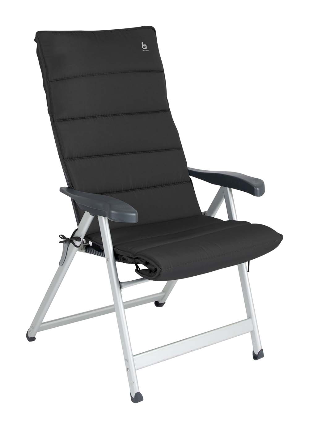 1849319 Een universele stoelhoes voor (kampeer)stoelen. Deze gepolsterde stoelhoes zorgt voor optimaal zitcomfort. Door middel van koord en lusjes is deze hoes passend te maken op iedere stoel.
