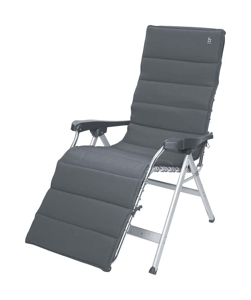 1849325 Een universele stoelhoes voor (kampeer)stoelen. Deze gepolsterde stoelhoes zorgt voor optimaal zitcomfort. Door middel van koord en lusjes is deze hoes passend te maken op iedere stoel.