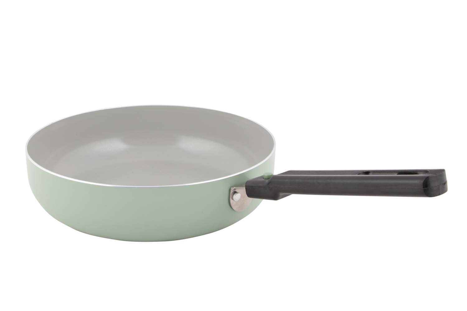 2304221 A compact and colorful sauté pan. This pan has a ceramic coating, preventing sticking, the pan is scratch-resistant and the pan is easy to clean. It is also healthier cooking, because less fat is needed to bake. Can be used for gas, ceramic and electrical heat sources. This pan saves space due to the removable handle. Thickness: 2.2 millimetre