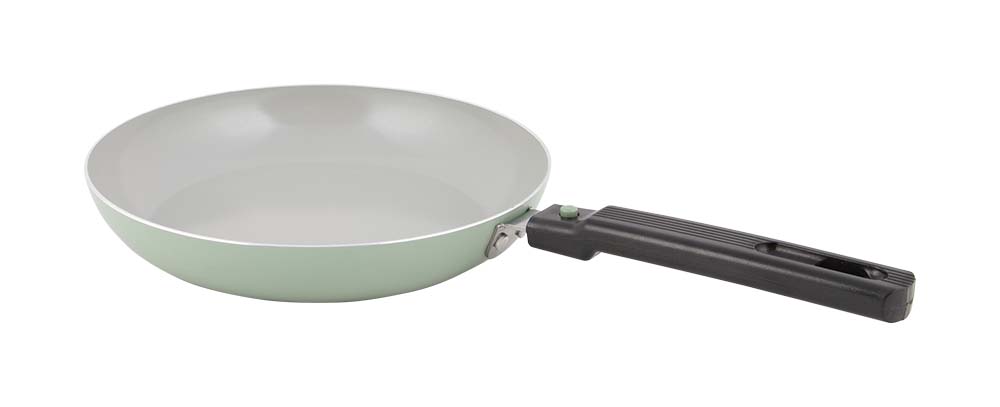 2304226 A compact and colorful frying pan with ceramic coating. This pan has a removable handle and is therefore space-saving. The ceramic coating prevents sticking, is scratch-resistant and easy to clean. It is also healthier cooking, because less fat is needed to bake. Can be used for gas, ceramic and electrical heat sources. Thickness: 2.2 millimetre