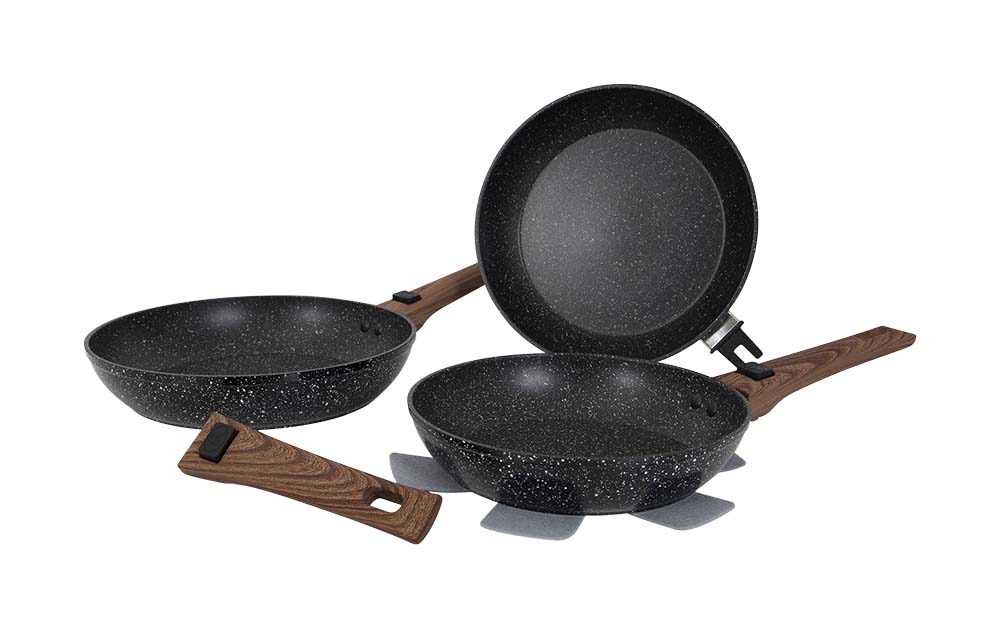 6979264 3-Piece frying pan set with removable handles. With sturdy 3-layer non-stick coating. With a stylish wooden finish. Suitable for induction. With 2 felt pan protectors.