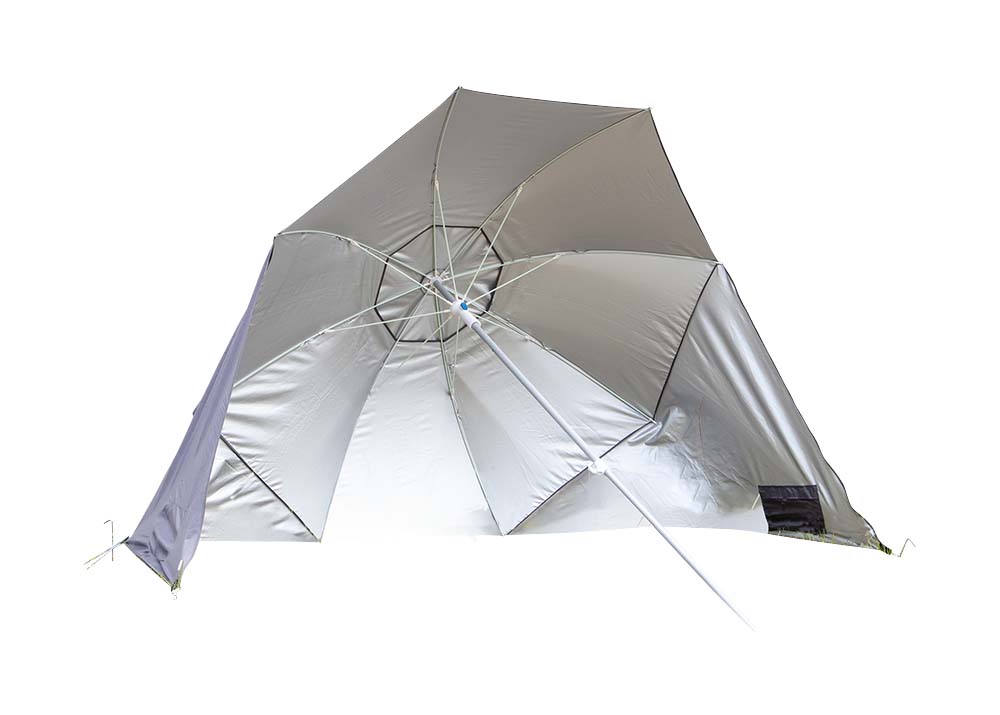 7267286 Een stevige parasol van Ø200 cm met zijwanden. Het doek is gemaakt van stevig 210D Oxford polyester.  De parasol heeft zakken om zand in te doen voor meer stevigheid. Daarnaast is de steel deelbaar en in hoogte verstelbaar. Ook kunnen de zijwanden gemakkelijk worden vastgebonden aan de parasol.