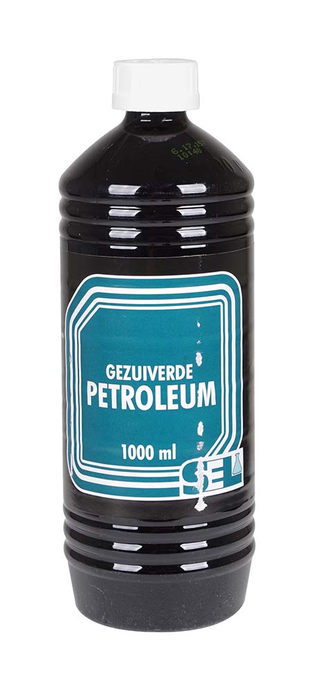 8319876 Gezuiverde petroleum. Met name geschikt als brandstof voor lampen en/of kachels.